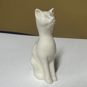 Belleek Ireland Creamy White Sitting Kitty Porcelain Figurine Cat Figurine 4.75”